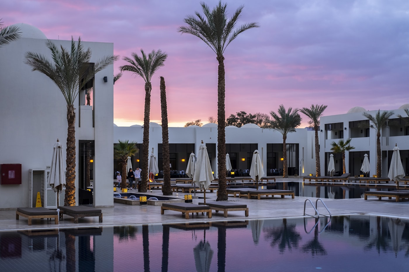 Alberca de Hotel Marsa al atardecer